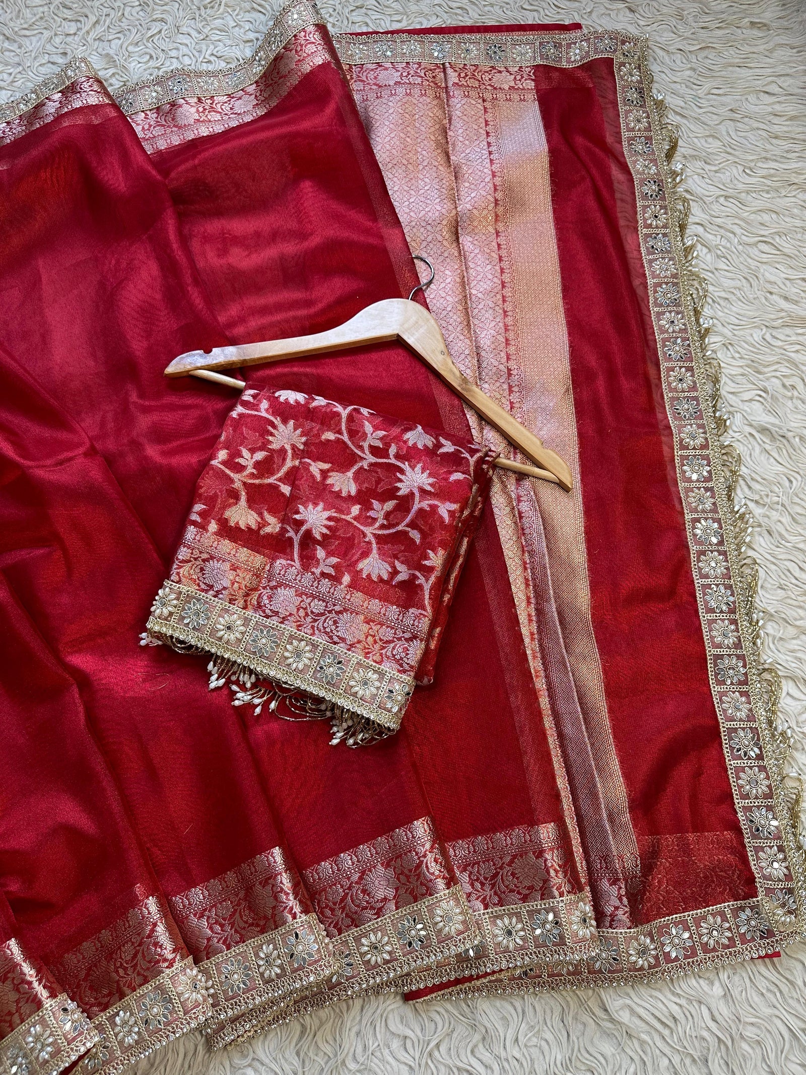 Banarasi Tissue Silk Heavy Lace Saree is crafted with luxurious and delicate silk fabric