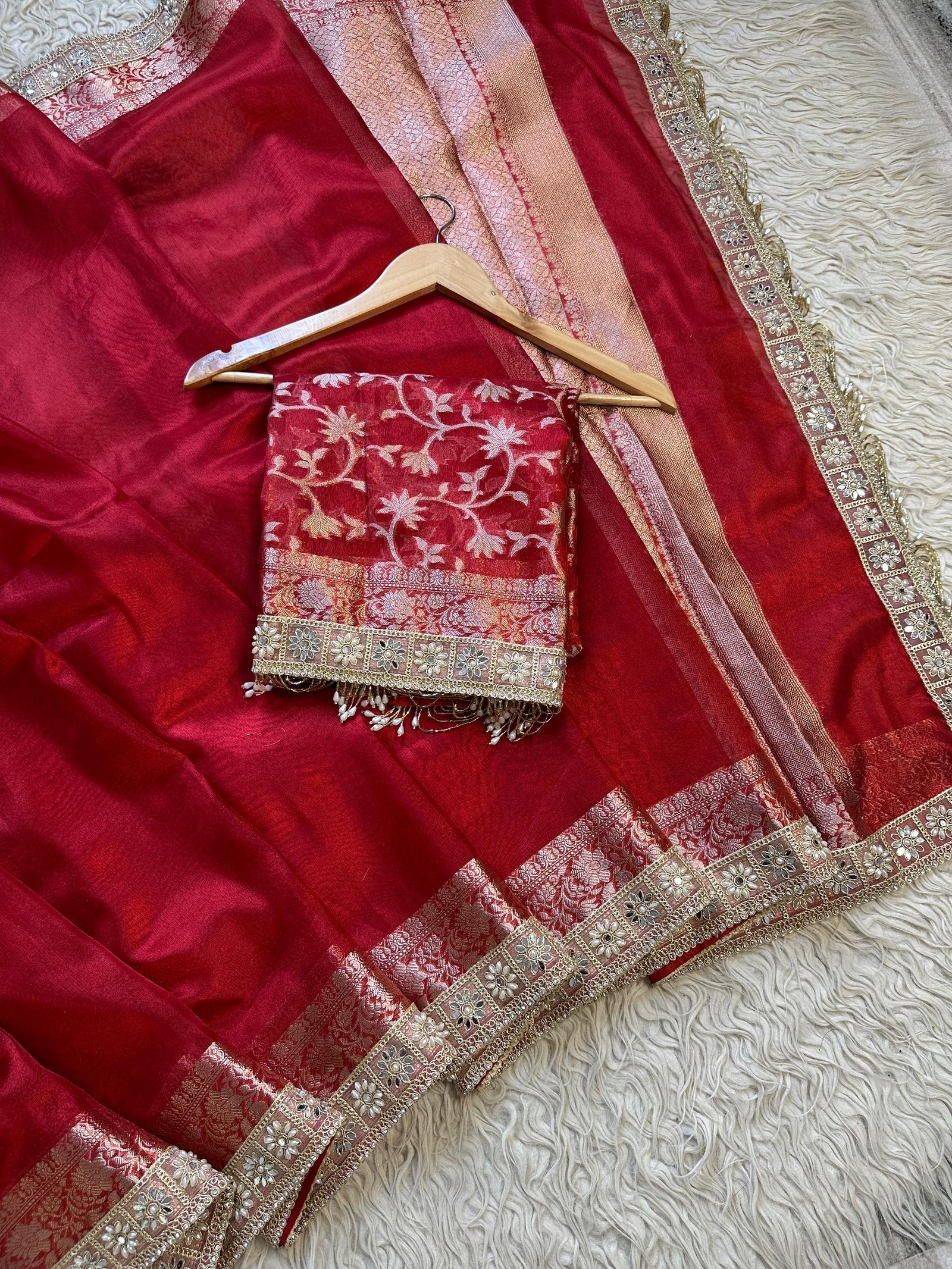Banarasi Tissue Silk Heavy Lace Saree is crafted with luxurious and delicate silk fabric