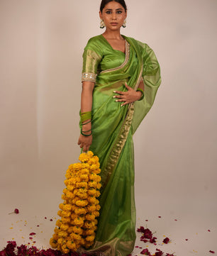 Gold Zari weaving beautiful &nbsp; Zari weaving lace attached border&nbsp;